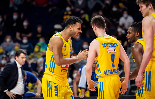 手在禁区内 手在禁区内